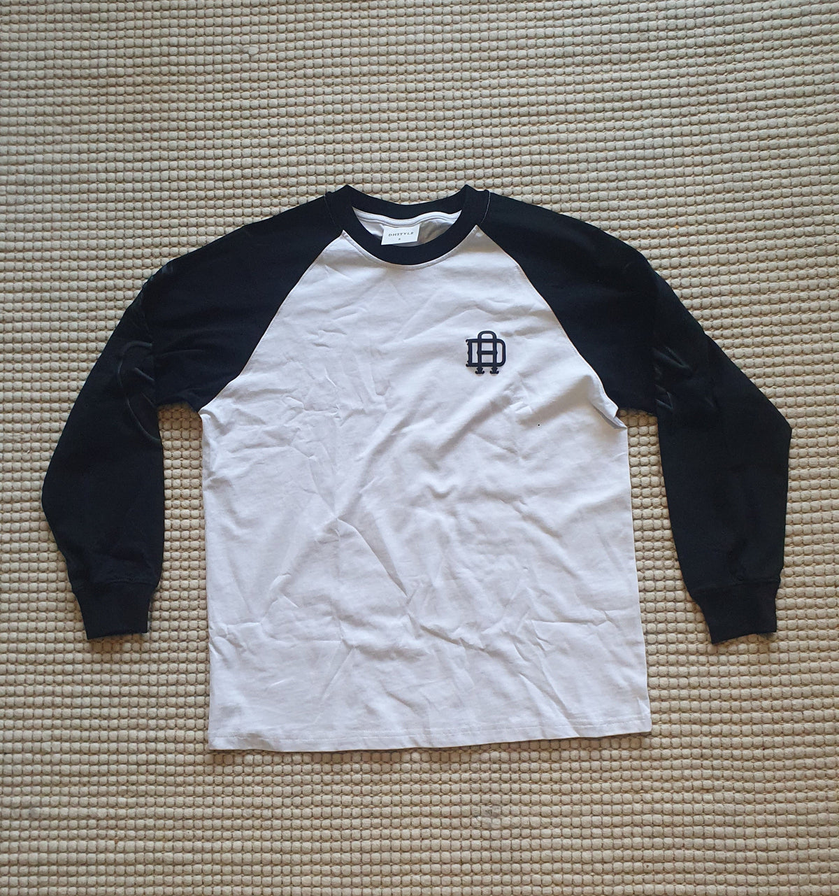 Essentials-Longsleeve-SleevePrint-White & Black - DistrictAest
